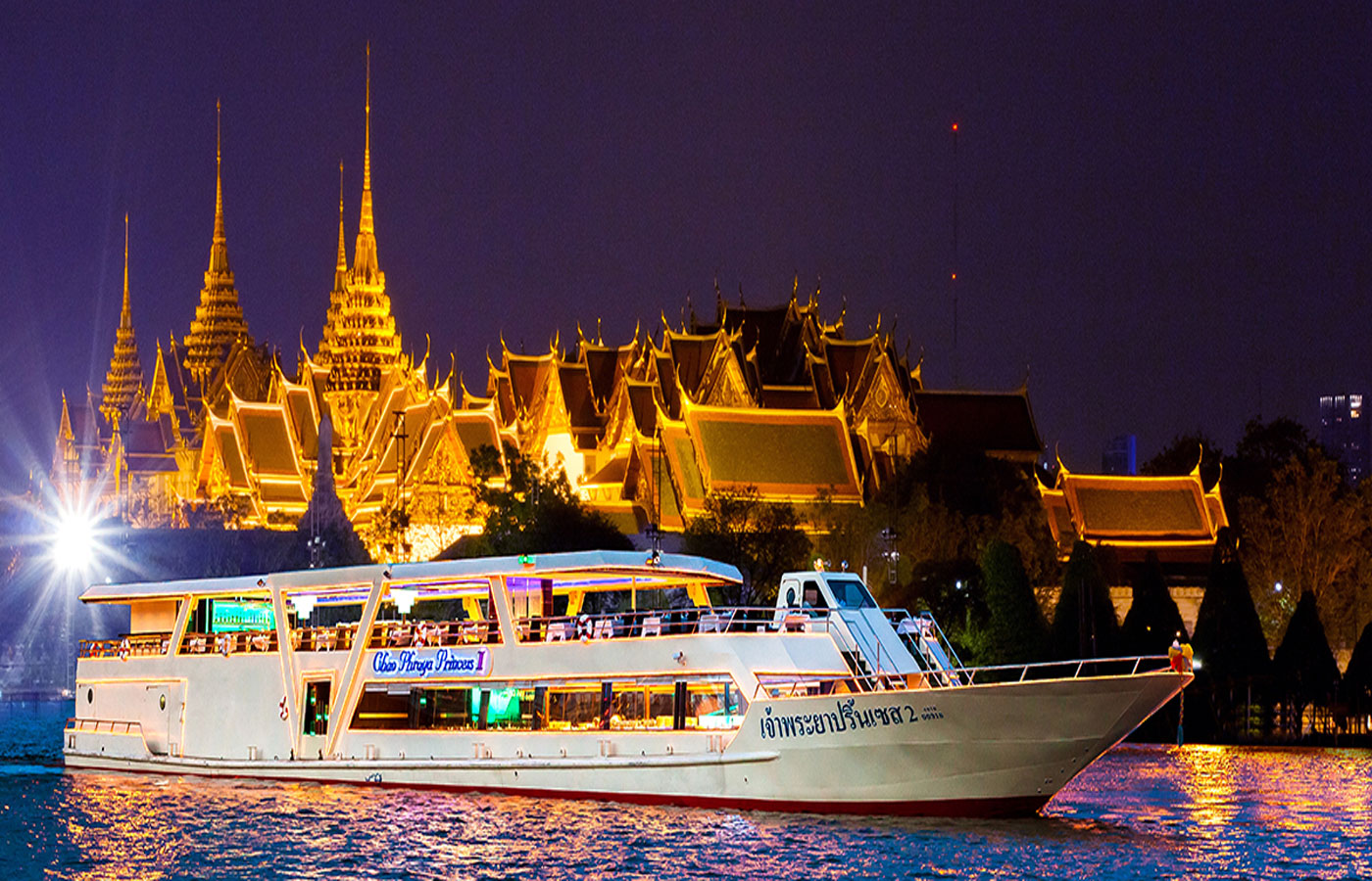 Romantic dinner cruise on the river in Bangkok